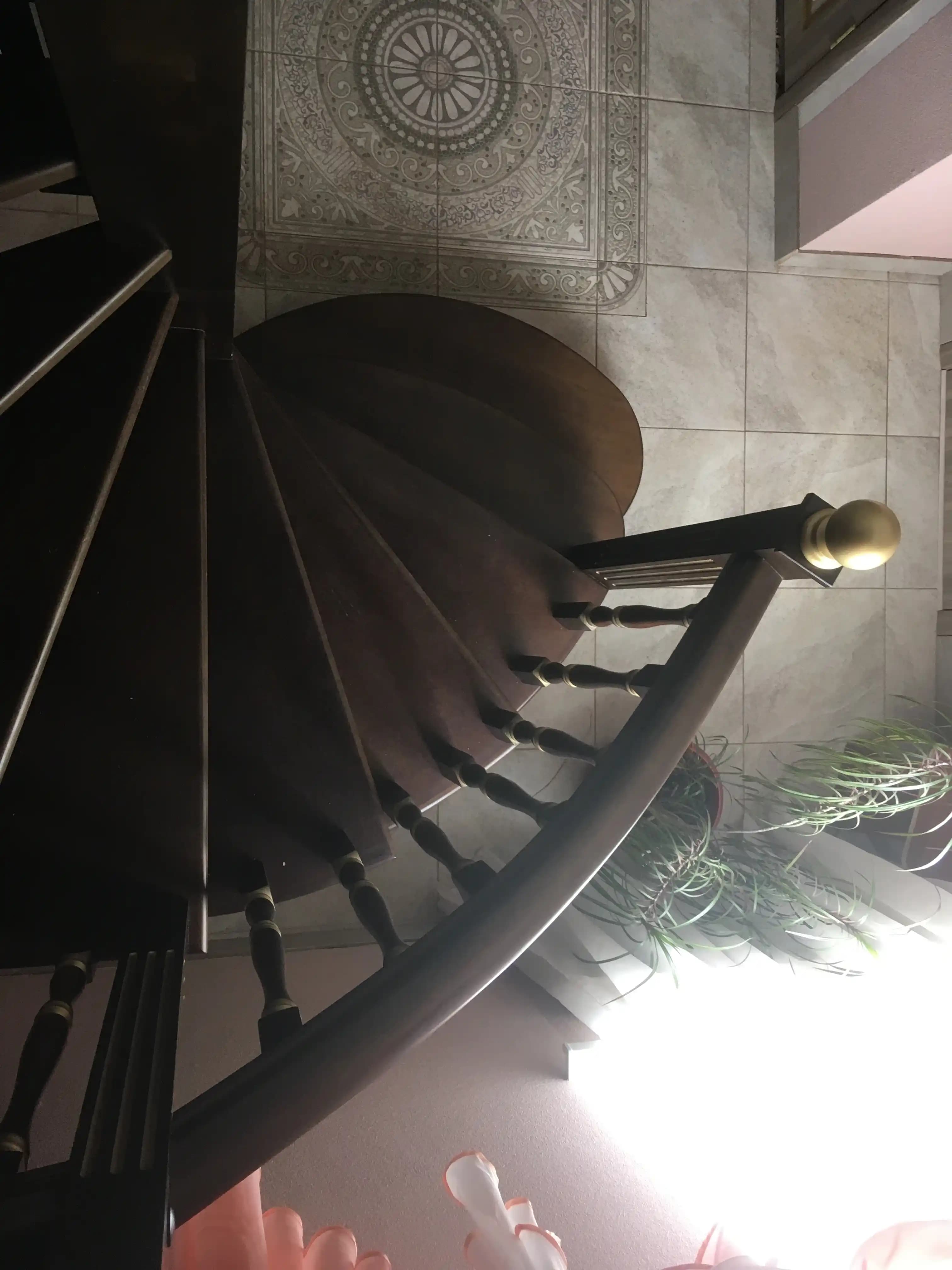 Плавный изгиб поручня вдоль забежного участка лестницы