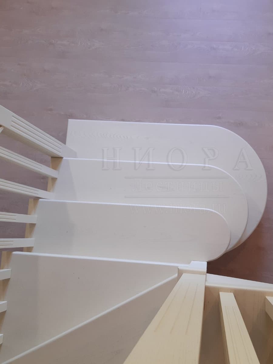 Вид с лестницы на округлые пригласительные ступени