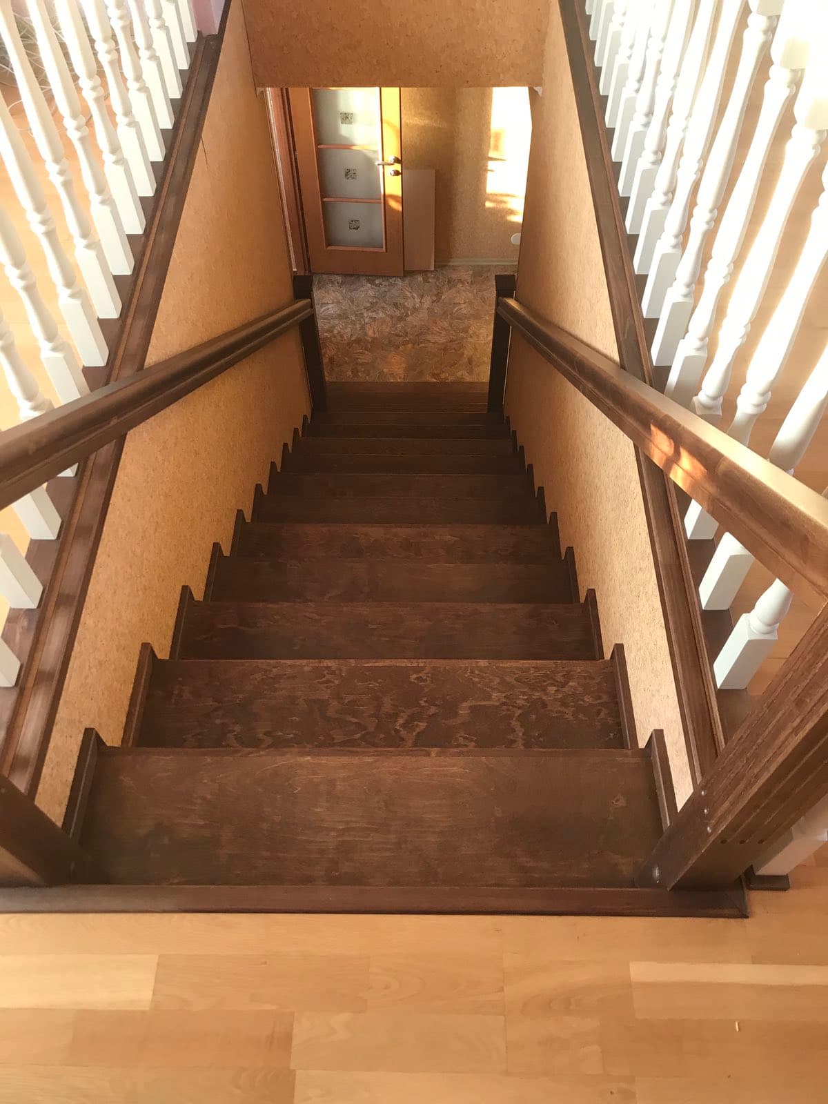 Красивая тектстура березы на прямых ступенях лестницы