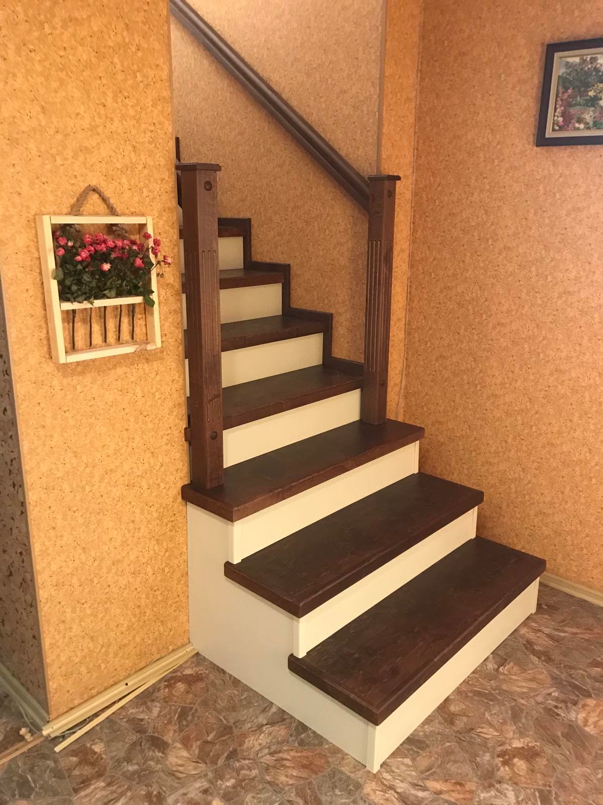 Первые три ступени выходят за шахту прямой лестницы