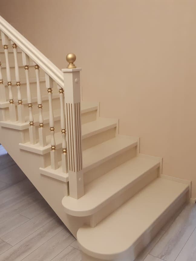 Две пригласительные ступени из березы и ограждения с золотой патиной на лестнице