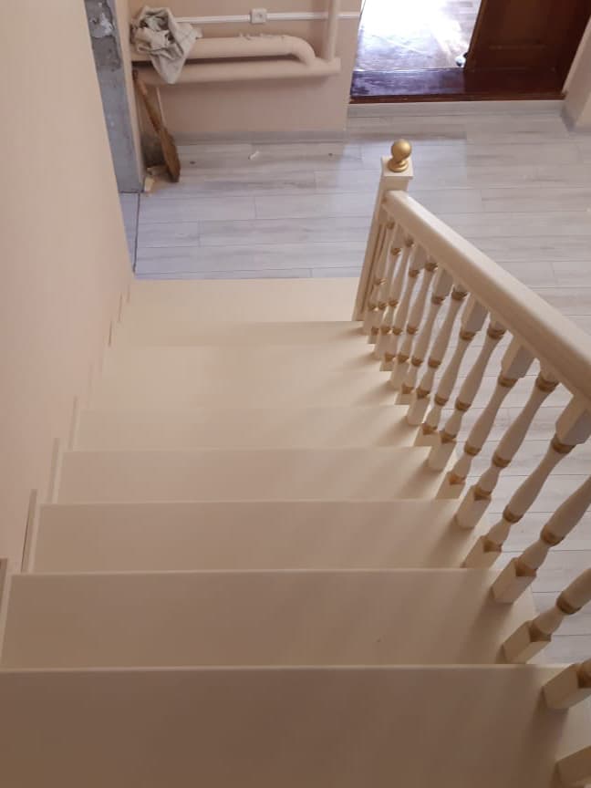 Прямая лестница в загородном доме вид со второго этажа