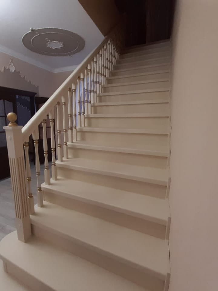 Прямая лестница из березы в белой эмали в интерьере дома