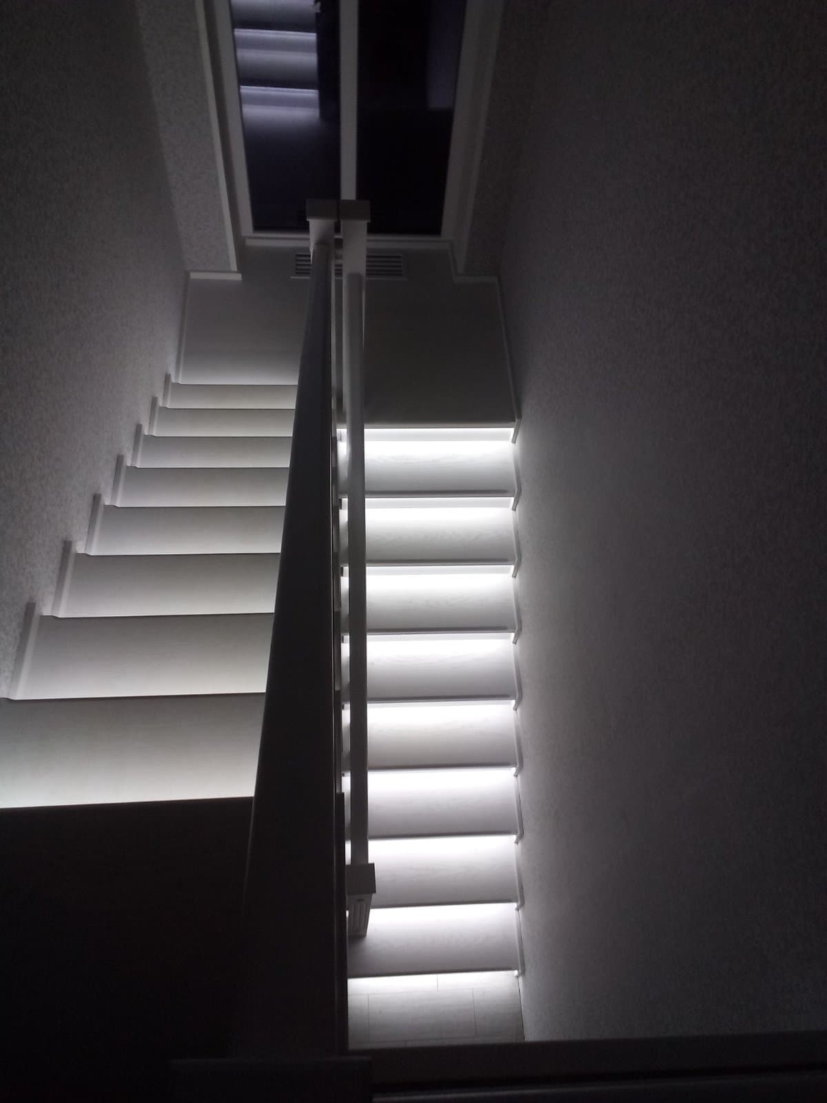 Подсветка разворотной лестницы в Рузаевке вид на лестницу со второго этажа