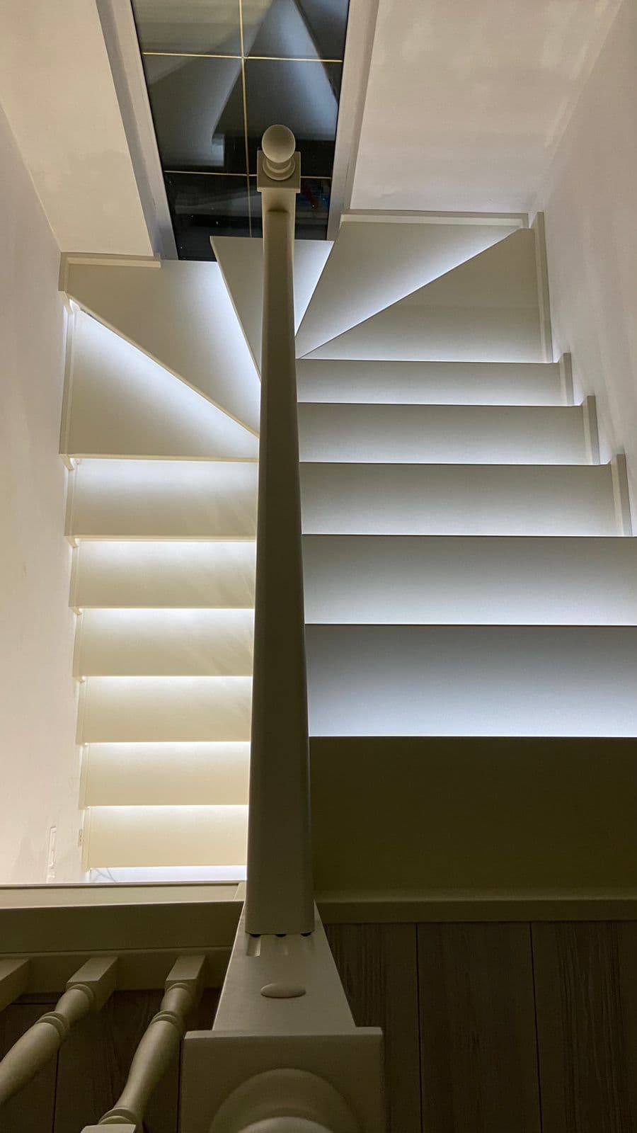 Разворотная лестница с подсветкой