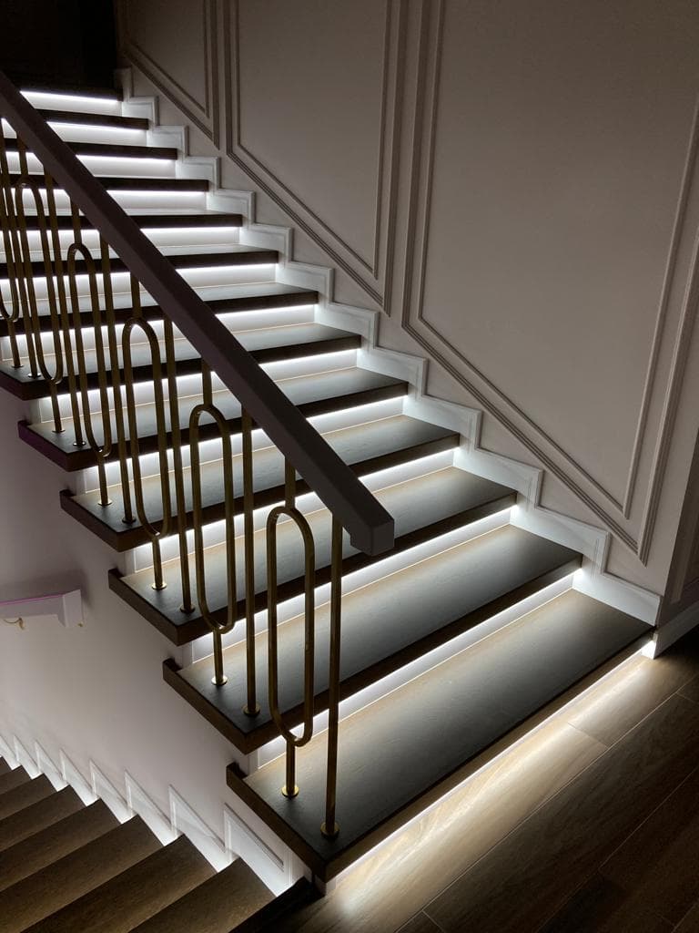 Широкая лестница с подсветкой в Грин-Парке