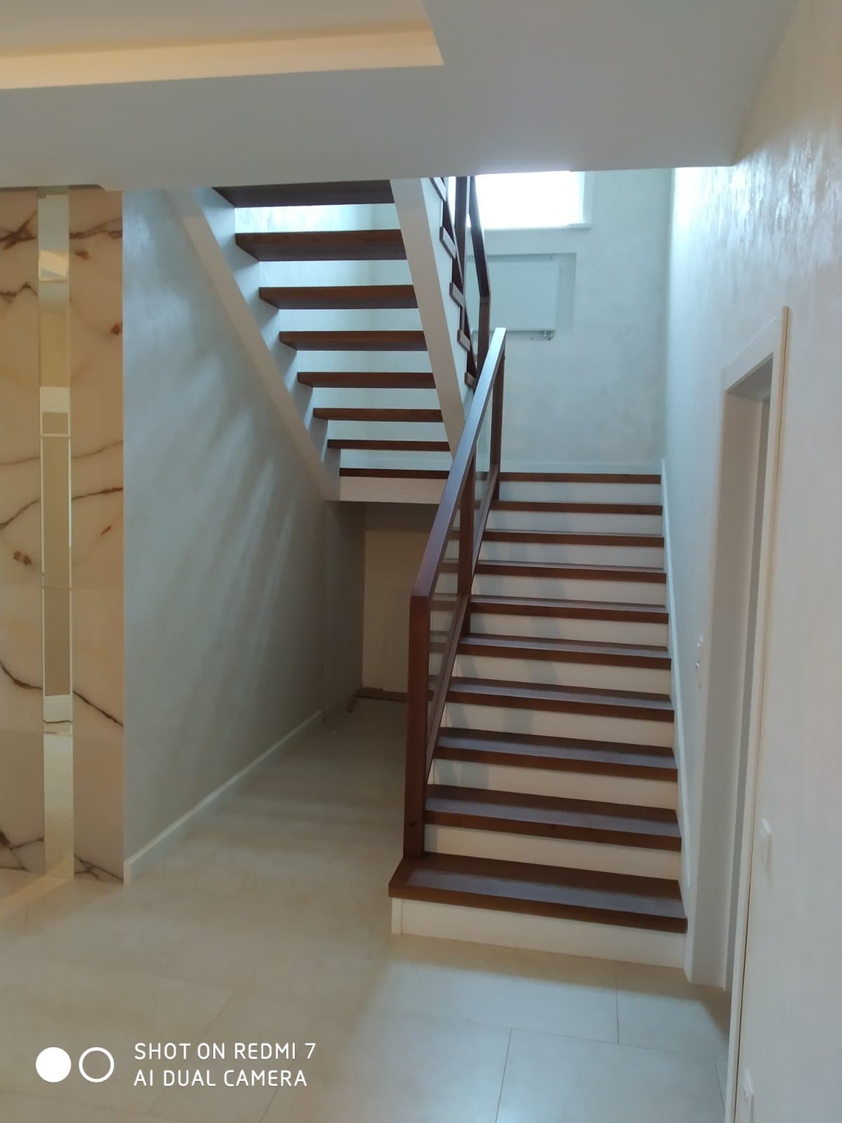 Современная лестница с площадкой