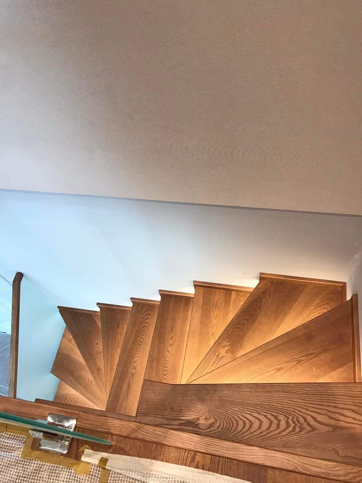 Яркая структура ясеня на ступенях современной лестницы