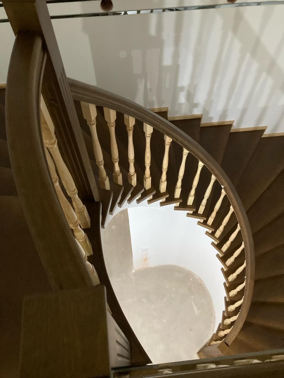 Лестница с гнутым поручнем