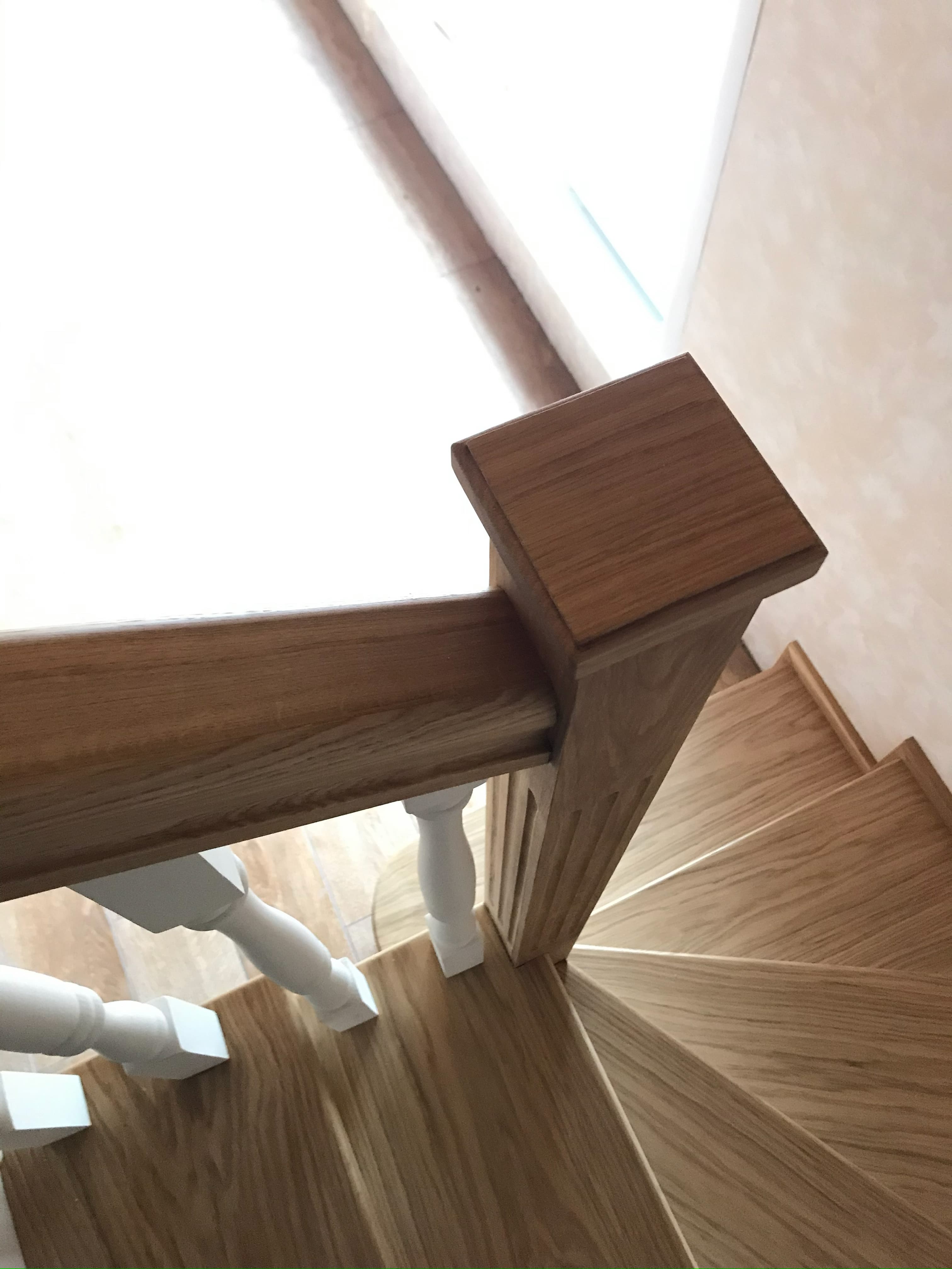 Дубовый поворотный столб экстра класса на лестнице