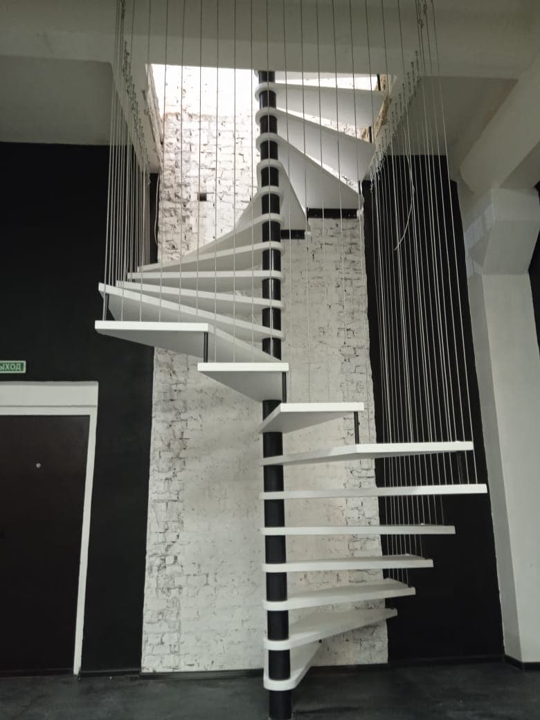 Винтовая лестница в коммерческое помещение