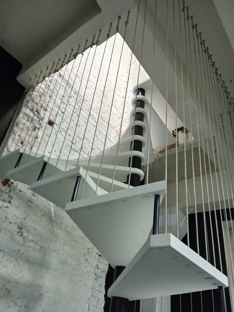 Тросовое ограждение из металла на витовой лестнице на второй этаж