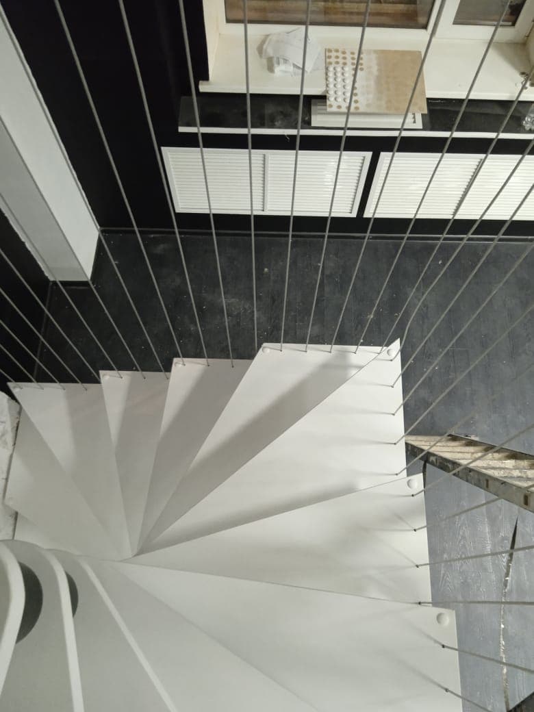 Удобная винтовая лестница с забежными ступенями вид со второго этажа