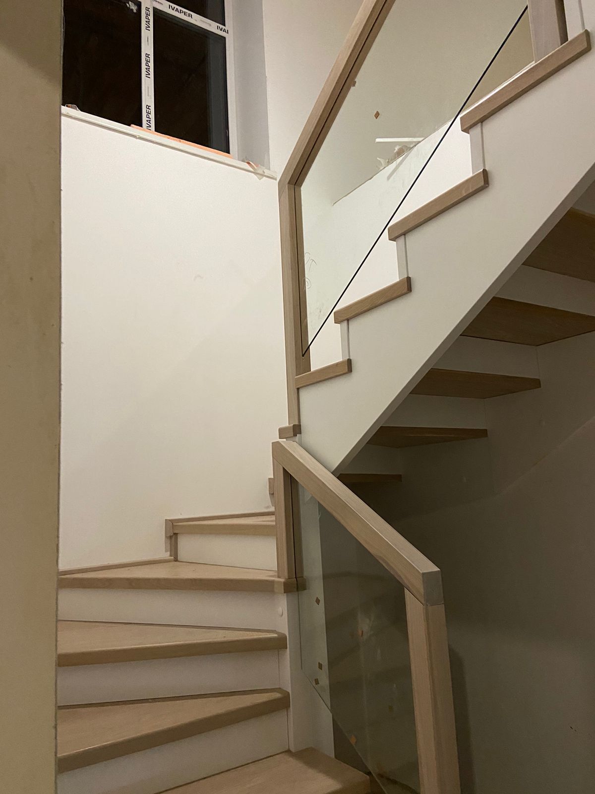 Деревянная лестница со стеклом | Лестницы Ниора