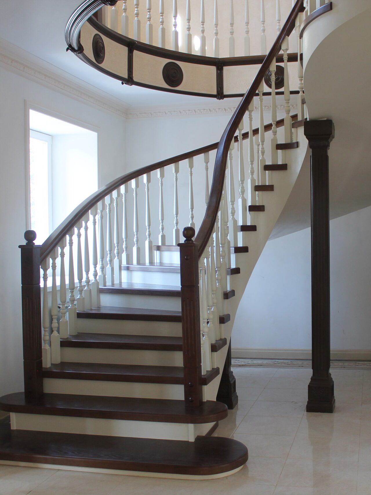 Полувинтовая лестница из дуба | Лестницы Ниора